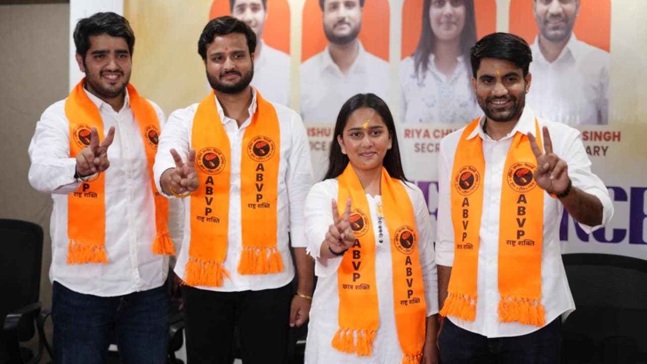 DUSU à¤à¥à¤¨à¤¾à¤µ मà¥à¤ फिर ABVP à¤à¤¾ डà¤à¤à¤¾, तà¥à¤¨ पदà¥à¤ पर दरà¥à¤ à¤à¥ à¤à¥à¤¤, निरà¥à¤¦à¤²à¥à¤¯ à¤à¥ à¤à¤¾à¤¤à¥ मà¥à¤ à¤à¤¯à¤¾ à¤à¤ªà¤¾à¤§à¥à¤¯à¤à¥à¤· पद