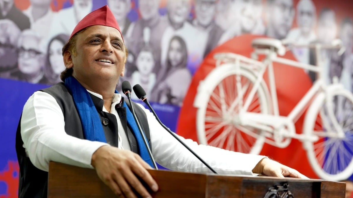 अखिलेश के PDA रथ पर बरसे फूल तो बुलडोजर से हुआ स्वागत, रायबरेली पहुंचने से पहले दिखा सपा का अनोखा अंदाज