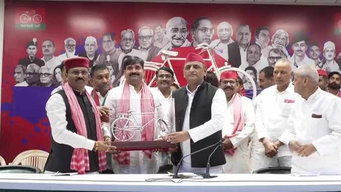 बांदा-चित्रकूट से बसपा के पूर्व प्रत्याशी मयंक द्विवेदी ने समाजवादी पार्टी ज्वाइन कर ली है. (Photo-X/@samajwadiparty)