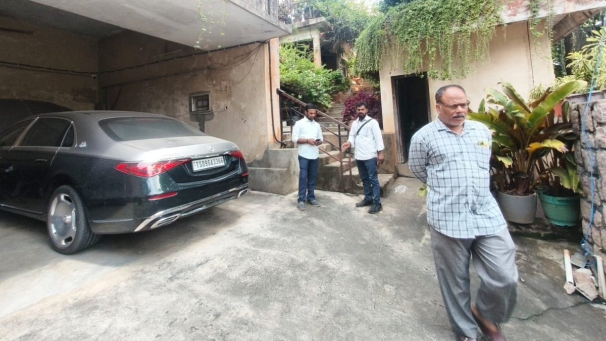 पीने के पानी से कर रही थीं फर्श की सफाई, जुबली हिल्स में महिला पर ₹20 हजार जुर्माना