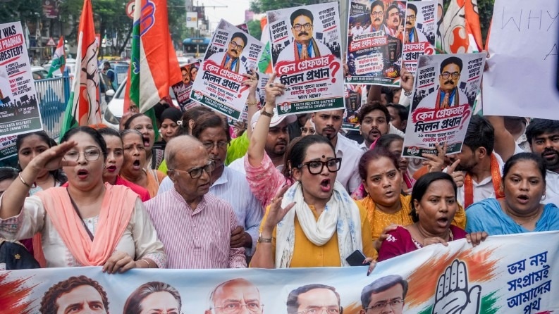 पश्चिम बंगाल में कांग्रेस उम्मीदवार मिलन प्रधान की गिरफ्तारी के विरोध में प्रदर्शन किया गया