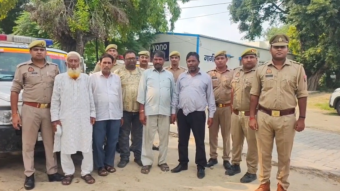 पुलिस गिरफ्त में फर्जी यूनिवर्सिटी चलाने वाला आरोपी और उसके साथी. (Photo: ITG)