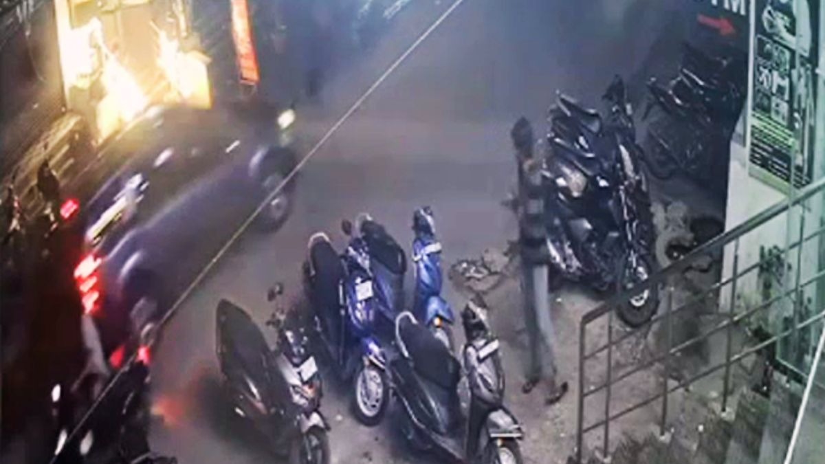 पिता के साथ घर से निकला था बच्चा. (Photo: Screengrab)