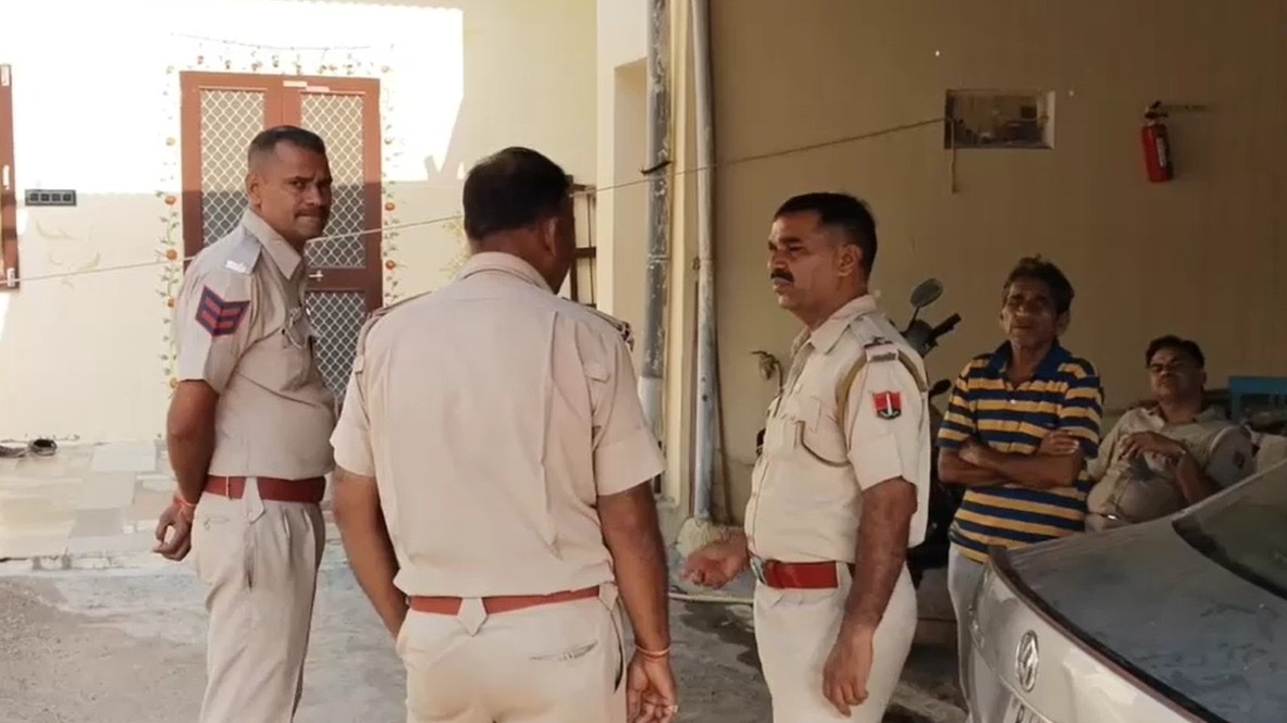 एक परिवार के तीन लोगों की मौत की खबर सुन मौके पर पहुंची पुलिस. (photo: Screengrabs)