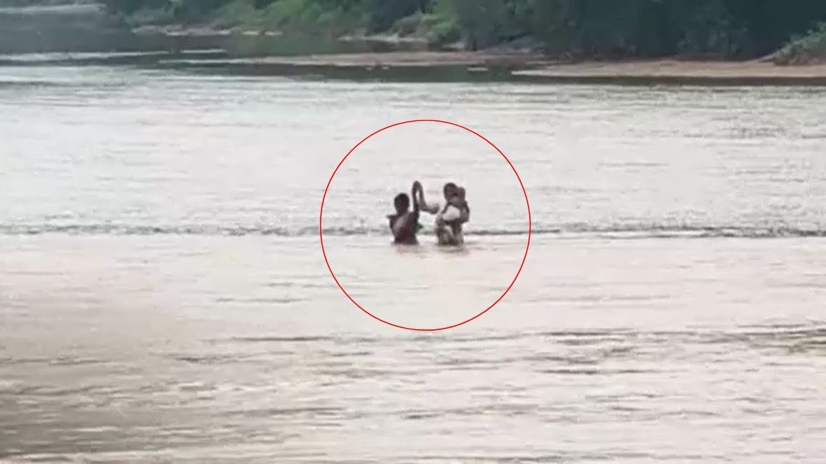 उफनती नदी को घुसकर पार करती हैं महिला शिक्षिकाएं. (Photo: Screengrab)
