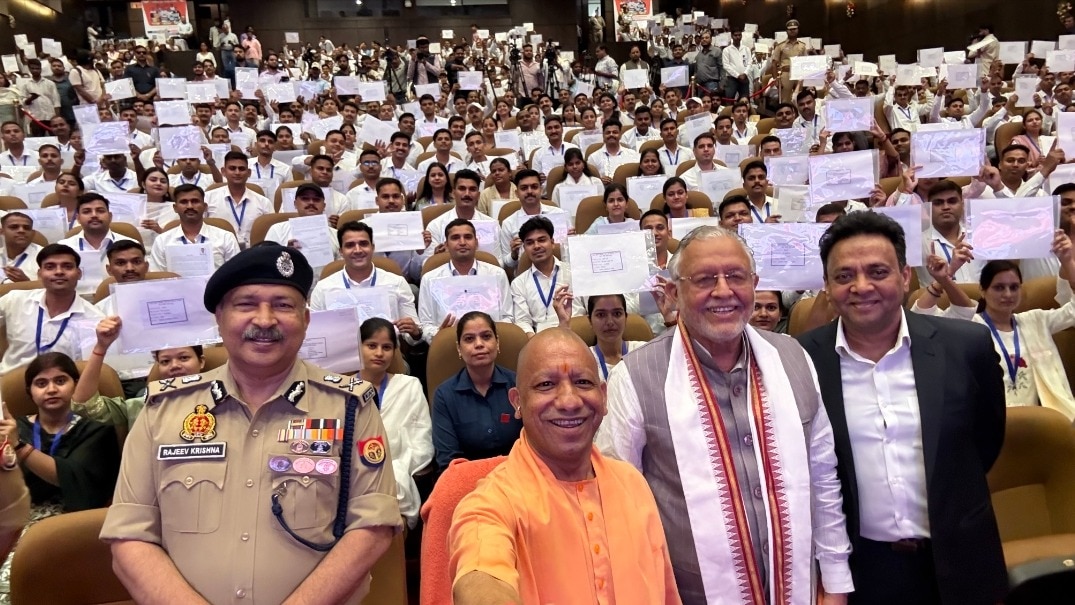 फिर वायरल हुआ सीएम योगी का सेल्फी वाला अंदाज. 