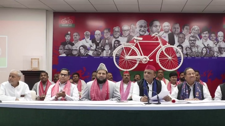 अखिलेश यादव के सामने ही दो सपा नेता आपस में भिड़ गए. (File Photo-X/@Samajwadiparty)