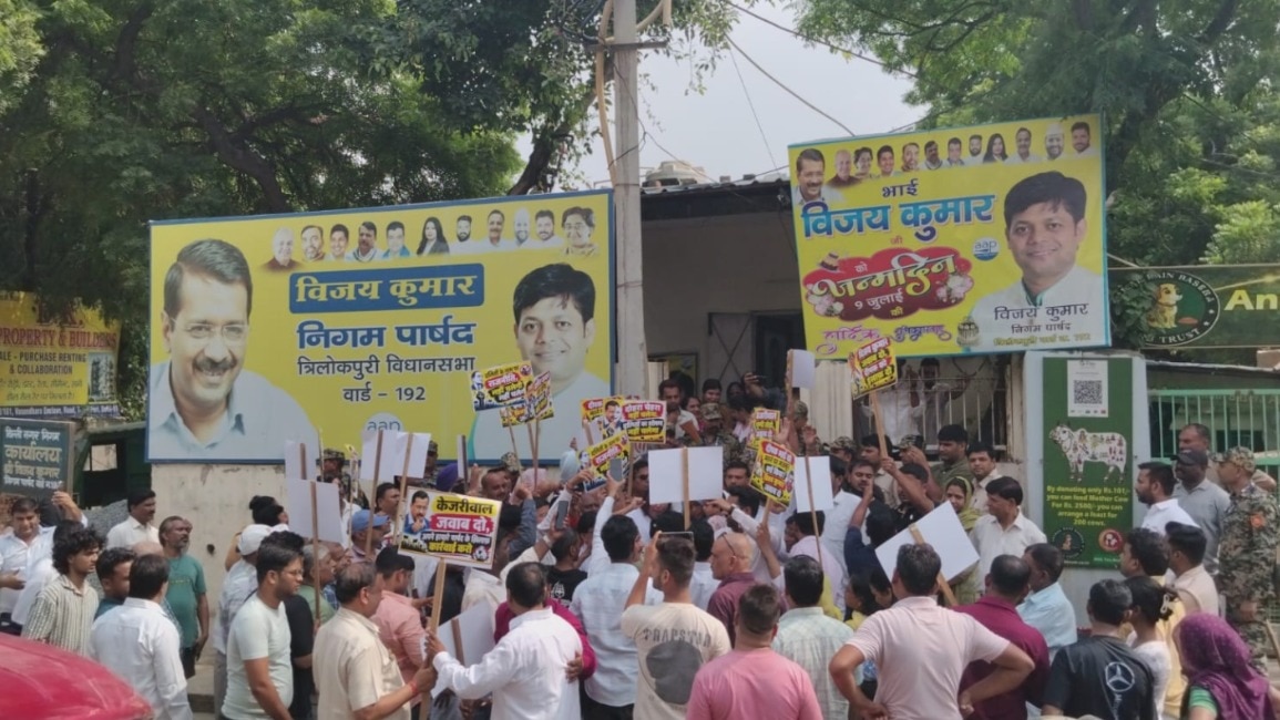 कर्मचारी की आत्महत्या मामले में AAP पार्षद के खिलाफ BJP का प्रदर्शन