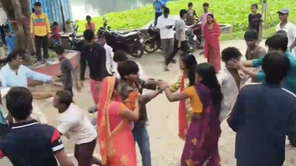 पुलिस पहुंची तो शांत हुआ मामला.(Photo: Screengrab)