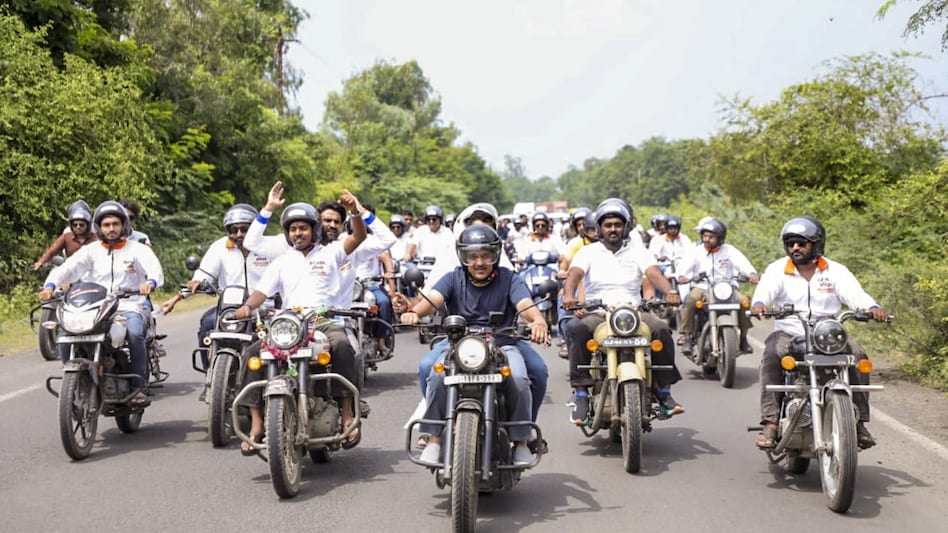 A 'Seva Yatra' de Vadnagar para Varanasi ocorre como parte da campanha 'Seva Sankalp Abhiyan'