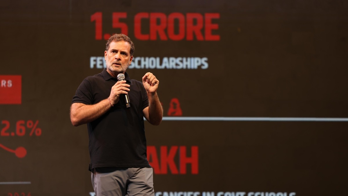 राहुल गांधी ने सवाल उठाया कि नए और सुरक्षित हॉस्टल क्यों नहीं बनाए जा रहे.  (Image: X/@INCIndia)