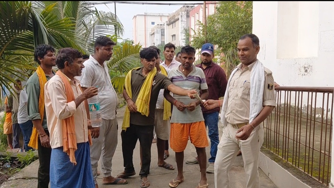 खेत में मोटर ठीक करते समय हादसा.(Photo: Ranjan Kumar/ITG)