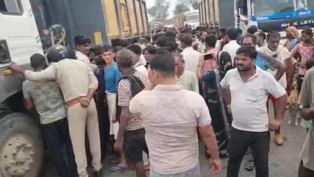 स्पीड ब्रेकर की मांग को लेकर ग्रामीणों ने हाईवे किया जाम.(Photo: Siddhartha Gupta/ITG)