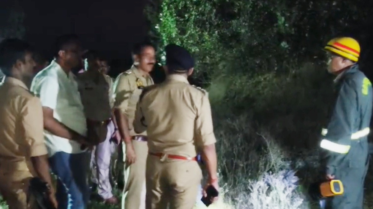 बंद ईंट-भट्ठे के पास फेंके गए पटाखा वेस्ट में अचानक लगी आग.(Photo:ITG)