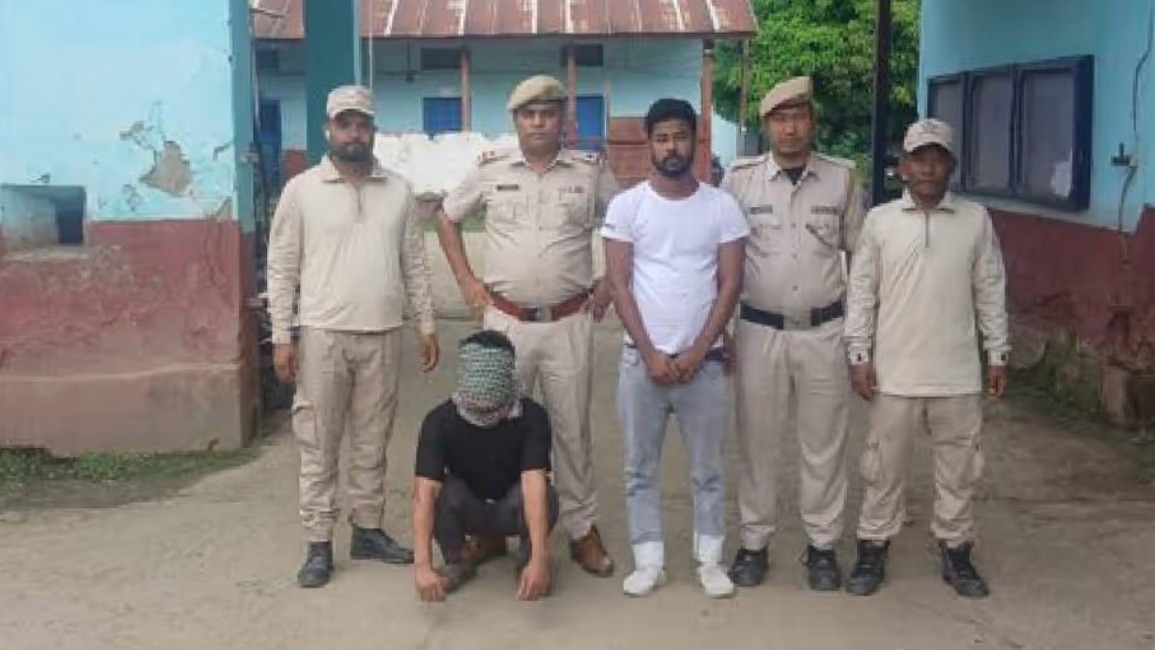 गाड़ी का हैंडब्रेक खींच कर भाग निकला युवक (Photo-ITG)