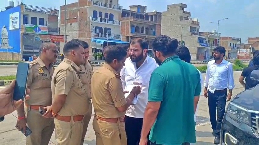 कौशांबी में अचानक रोका गया अतीक के बेटे अली अहमद का काफिला! साथ में मौजूद भाई अहजम से हुई पूछताछ