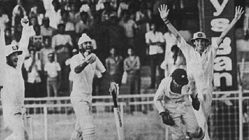 1986 में ऑस्ट्रेलिया के खिलाफ टाई टेस्ट के रोमांचक अंत का दृश्य. LBW दिए जाने पर अंपायर के फैसले का विरोध करते भारतीय बल्लेबाज मनिंदर सिंह. गेंदबाज थे ग्रेग मैथ्यूज. (Photo:Wisden)