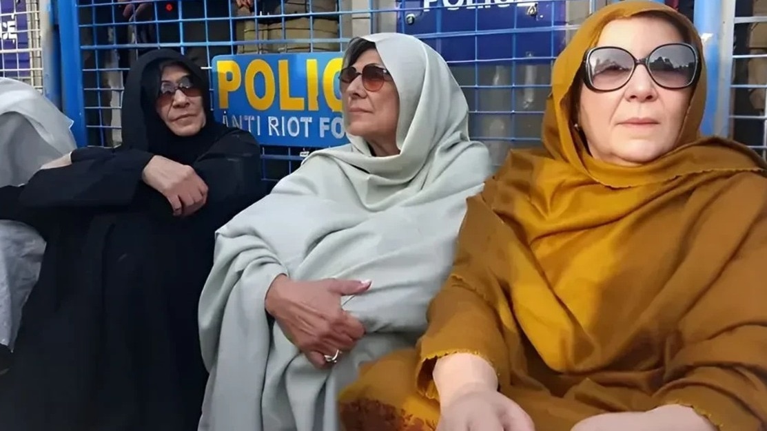 इमरान खान की तीनों बहनों को पुलिस गिरफ्तार कर चुकी है.  (Photo: ITG)