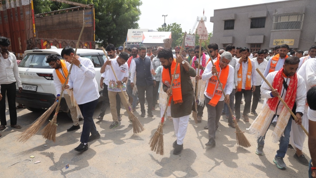 1500 youths participating in the bike rallies from Gujarat’s Vadnagar to Varanasi 
