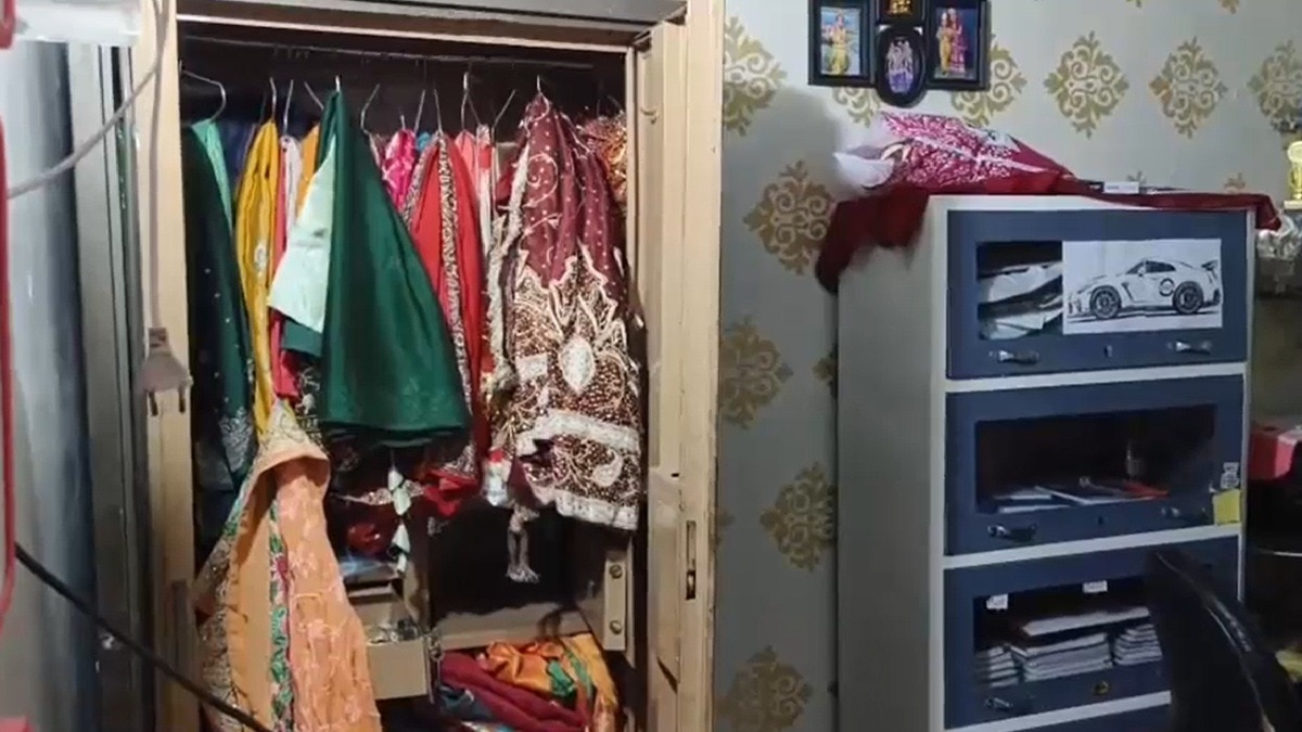 Ghaziabad Theft worth lakhs after ransacking the house