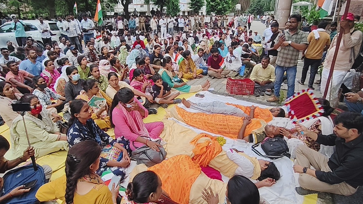     पुरानी नियमावली की मांग पर शिक्षा निदेशालय में आमरण अनशन पर बैठे छात्र (Photo: ITG)