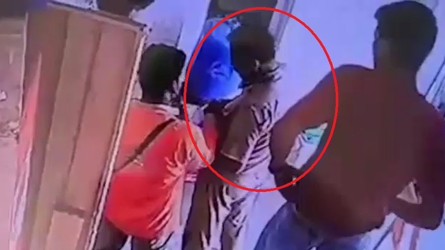 चोरी का तेल पेट्रोल पंप पर बेचता पुलिसकर्मी. (photo: Screengrabs)