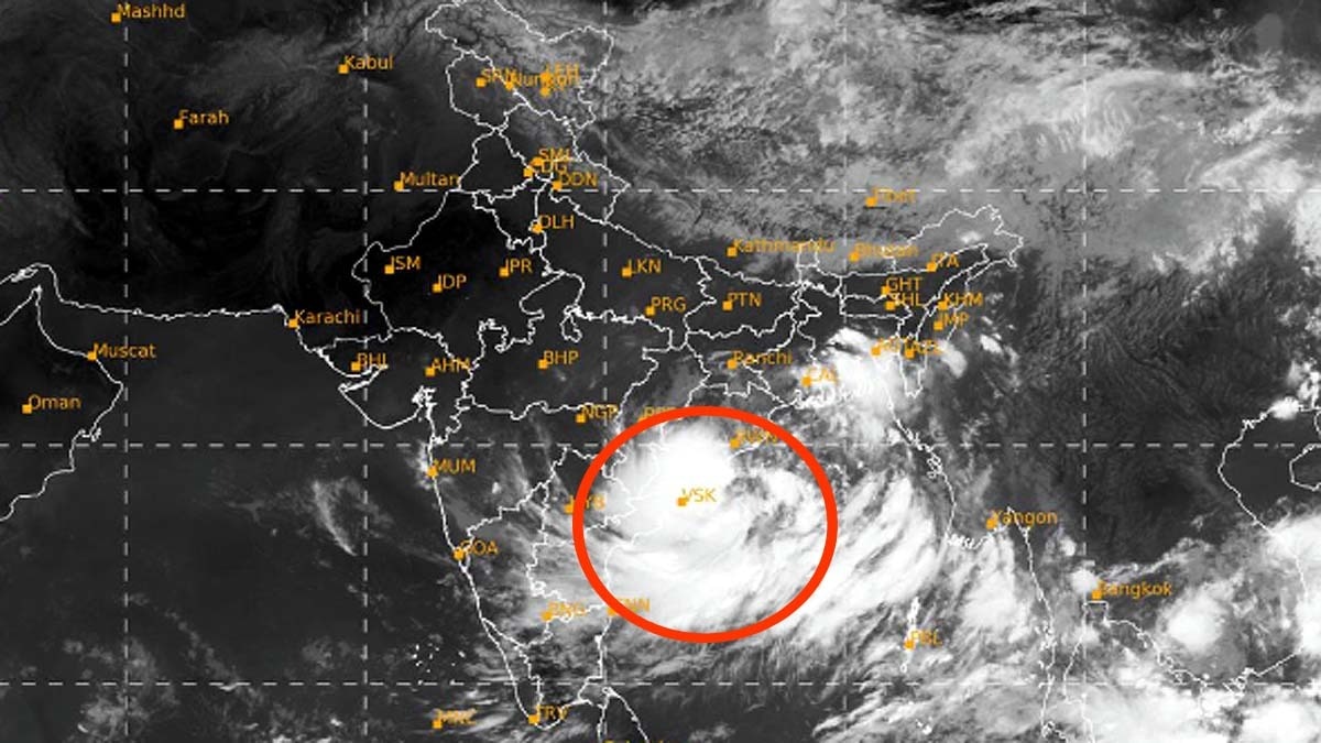 आप देख सकते हैं कि बंगाल की खाड़ी में डीप डिप्रेशन वाला इलाका बना है. (Photo: IMD)