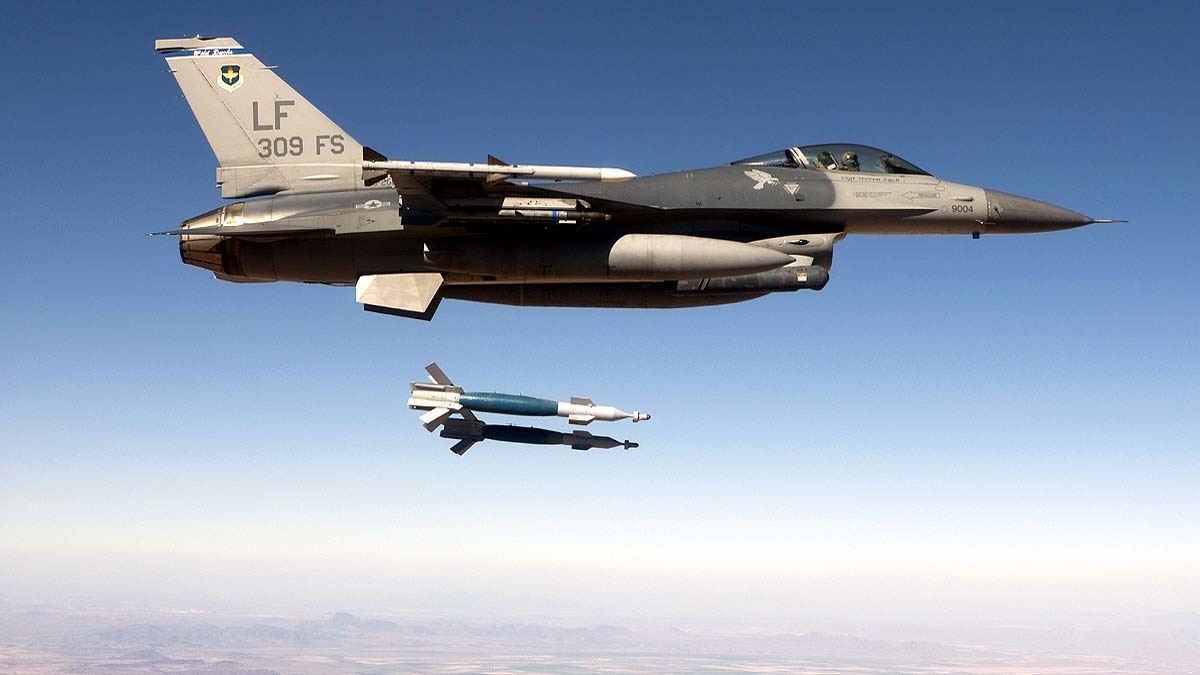 F-16 फाइटर जेट से नीचे गिराया जाता जीबीयू-12 लेजर गाइडेड बम. (File Photo: Getty)