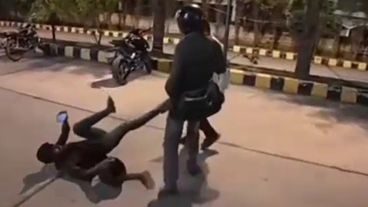 पिटाई से जमीन पर गिर गया डिलीवरी बॉय. (Photo: Screengrabs)