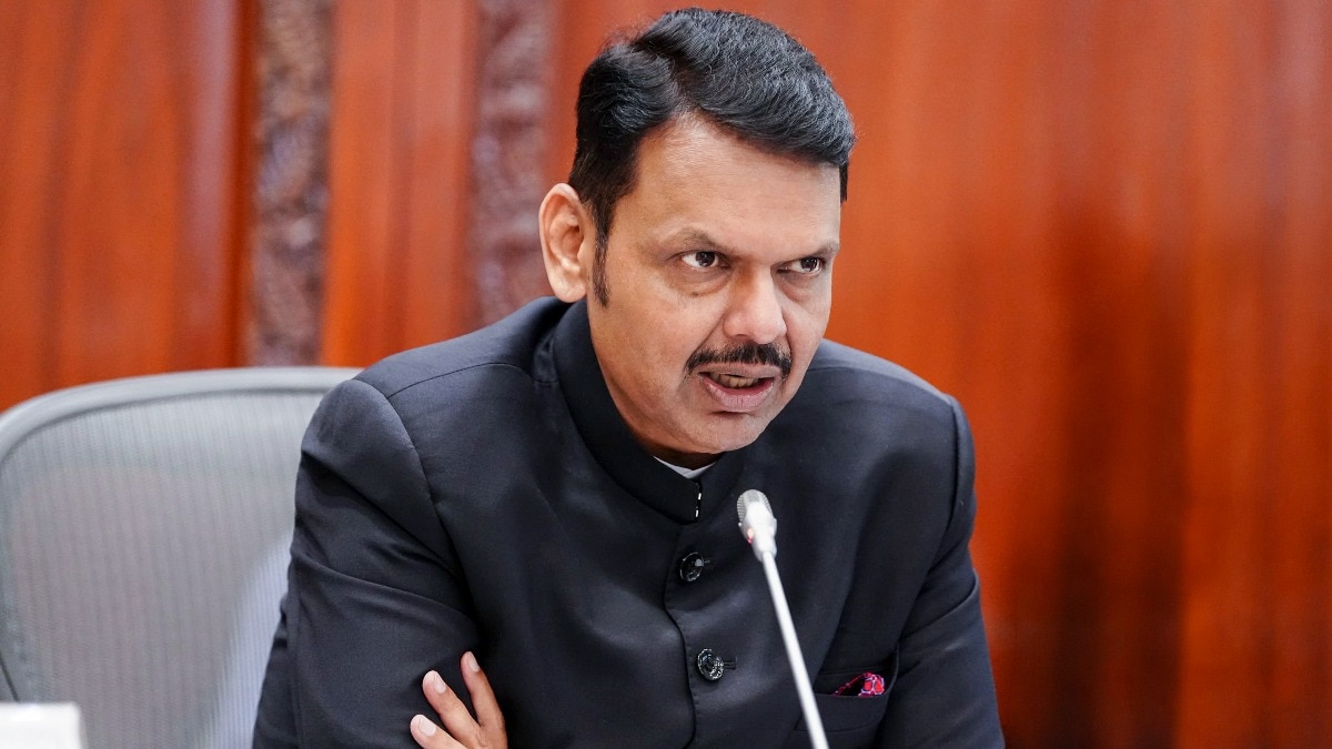 महाराष्ट्र के मुख्यमंत्री देवेंद्र फडणवीस ने राज्य के कई हिस्सों में फसल नुकसान के बीच सूखे की स्थिति पर समीक्षा बैठक की (Photo: PTI)