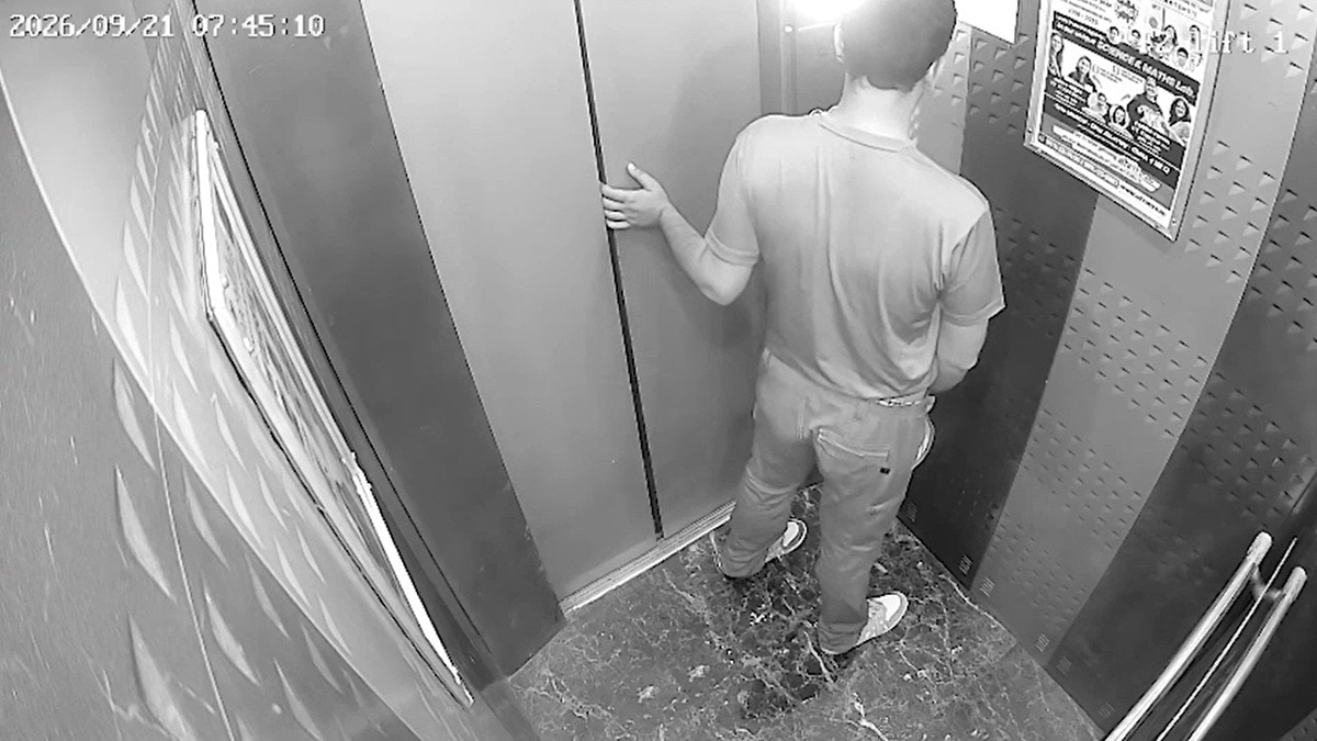 लिफ्ट में पेशाब करता दिखा युवक. (Photo: Screengrab)