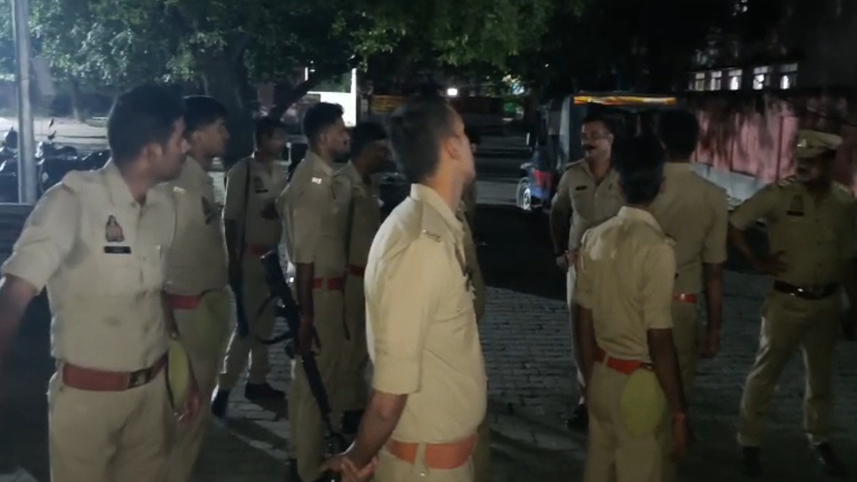 आजमगढ़: घर में पूजा कराने आए पंडितों समेत पत्नी की गोली मारकर हत्या, बच्चों को बनाया बंधक, गांव में भारी पुलिसबल तैनात