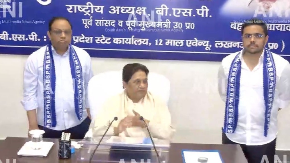 मायावती के राइट में आनंद कुमार और लेफ्ट में ईशान आनंद (Photo-X)
