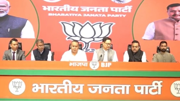 केंद्रीय मंत्री किरेन रिजिजू ने UDP के 8 विधायकों को दिल्ली में पार्टी की सदस्यता दिलाई. (Photo-X/@PTI_News)