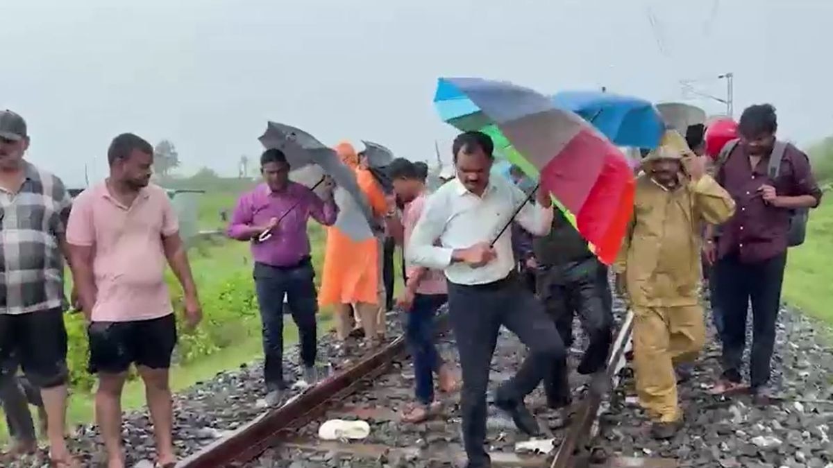 हॉस्टल से निकलकर ट्रैक तक पहुंचे थे युवक. (Photo: Screengrab)