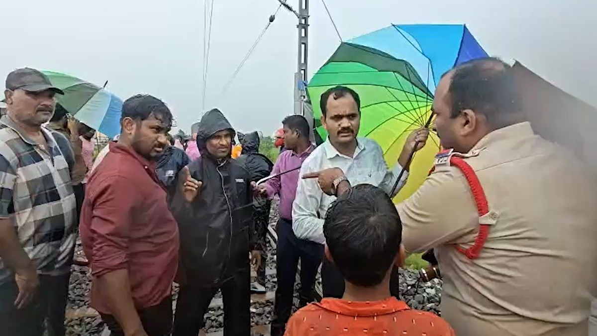 रेलवे ट्रैक पार करते समय राजधानी एक्सप्रेस की चपेट में आए युवक.  (Photo: Screengrab)