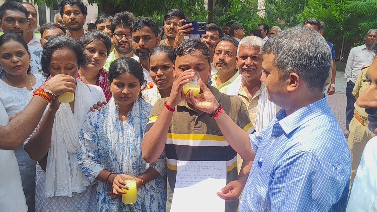 प्रयागराज डीएम और कमिश्नर ने खत्म कराया छात्रों का अनशन (Photo: ITG)