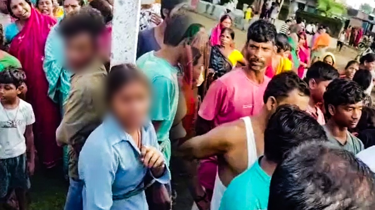 ग्रामीणों ने तीन नाबालिगों को पीटा. (Photo: Screengrab)