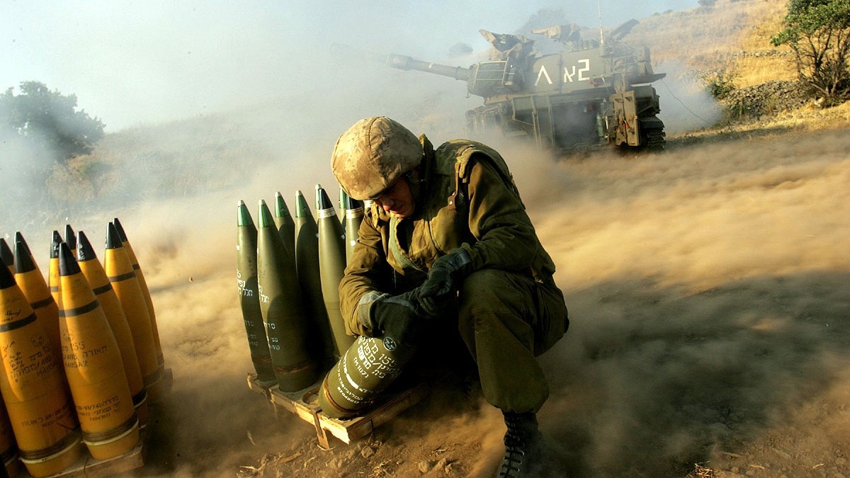 ये सैनिक तोप में भरने के लिए 105mm के गोले को तैयार कर रहा है. (Photo: Representative/Getty) 
