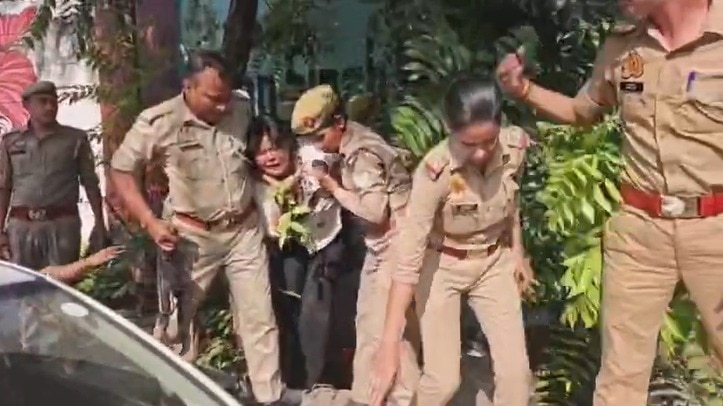 पुलिस ने सूझबूझ से महिला को काबू किया.(Photo: Screengrab)