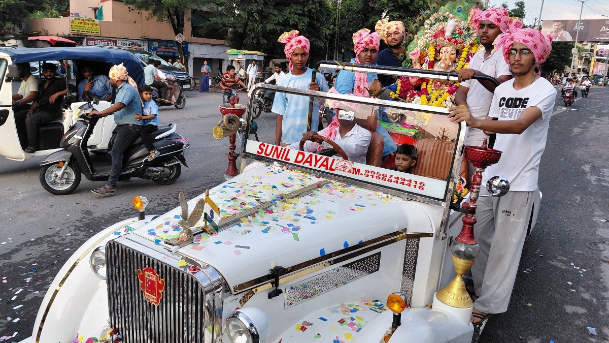 'गणपति बप्पा मोरया' से गूंजा झांसी.(Photo: Ajay Jha/ITG)