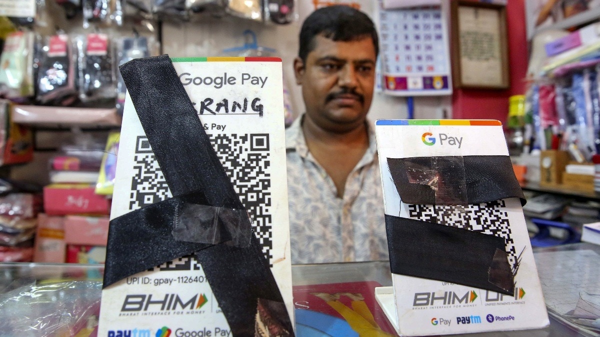भोपाल में QR स्कैनर पर बांधा काला कपड़ा.(Photo:PTI)