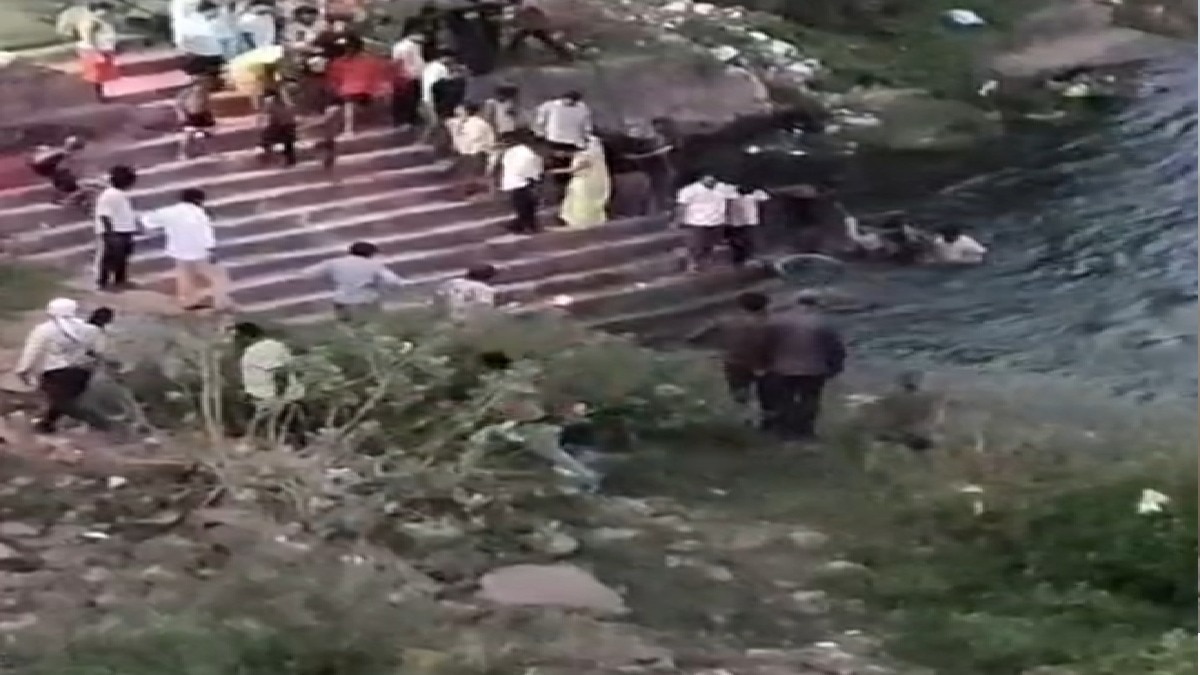 गणेश विसर्जन के दौरान अचानक नदी में डूबने लगा युवक. (Photo: Screengrab)