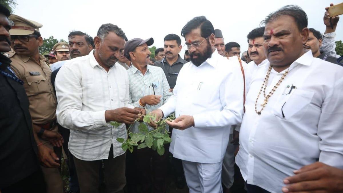 डिप्टी सीएम शिंदे ने किसानों को राहत का आश्वासन दिया. (photo: ITG)