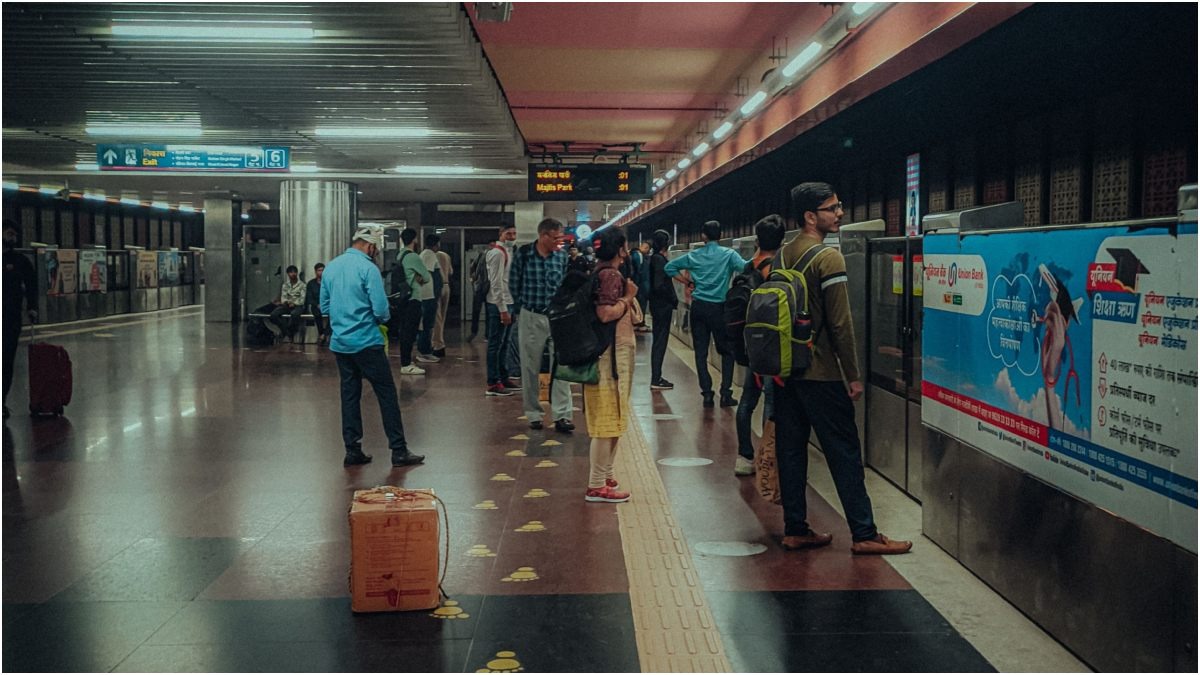 दिल्ली मेट्रो में रेलवे स्टेशन की तरह फ्री पीने का पानी नहीं मिलता है. (Photo: Pexels)