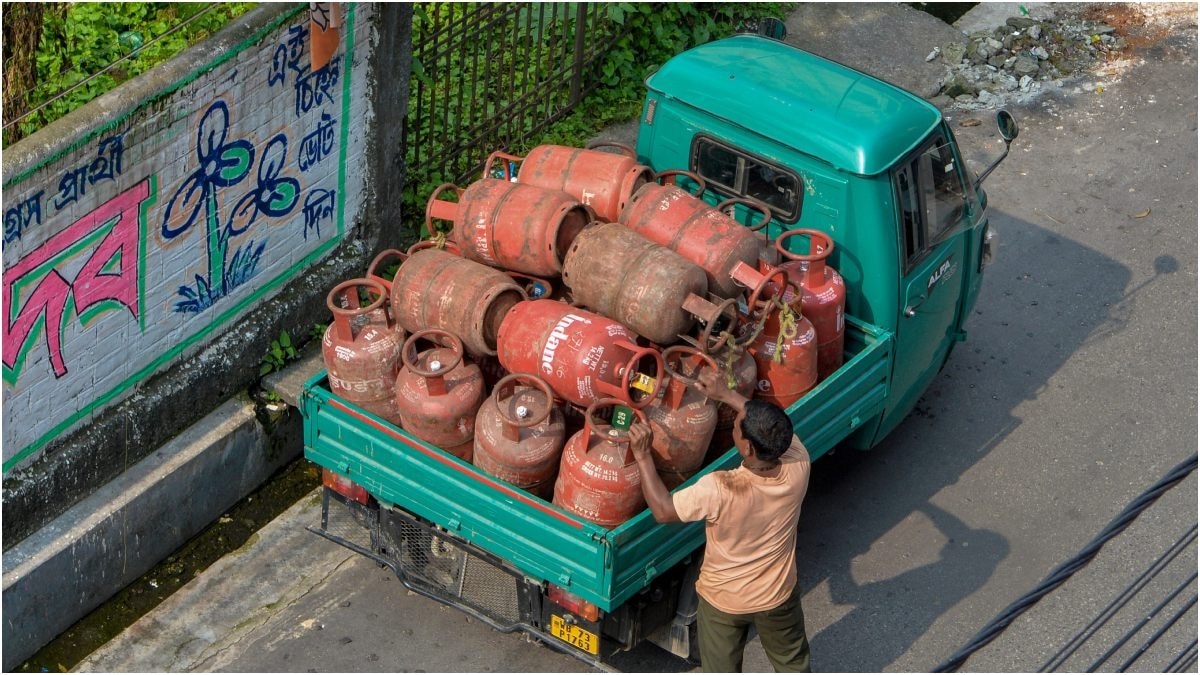 कॉमर्शियल सिलेंडर सस्ते मिलने की खबर वायरल है. (Photo:PTI)