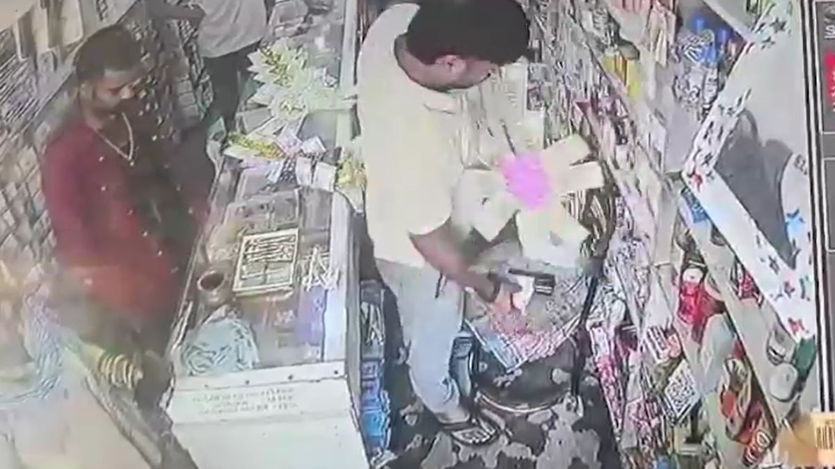 सोनीपत में पैसों की माला बनवाने के बहाने चोरी. (Photo: Screengrab)