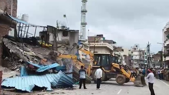 वाराणसी में जायका रेस्टोरेंट पर प्रशासन ने बुलडोजर एक्शन लिया है. (Photo-ITG)