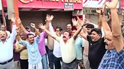 सेंट्रल मार्किट के व्यापारियों में था आक्रोश (Photo- Screengrab) 