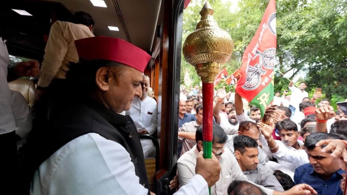 हाथ में गदा लेकर अखिलेश यादव ने दिया संदेश (Photo-ITG)